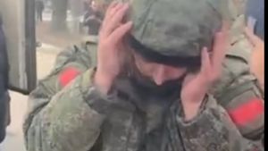 Trei soldați ruși au fost dezarmați și capturați de civilii din Ucraina