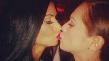 Desfrau lesbi in vazul tuturor! Raluca Dumitru, prinsa sarutandu-se cu doua femei in doua zile