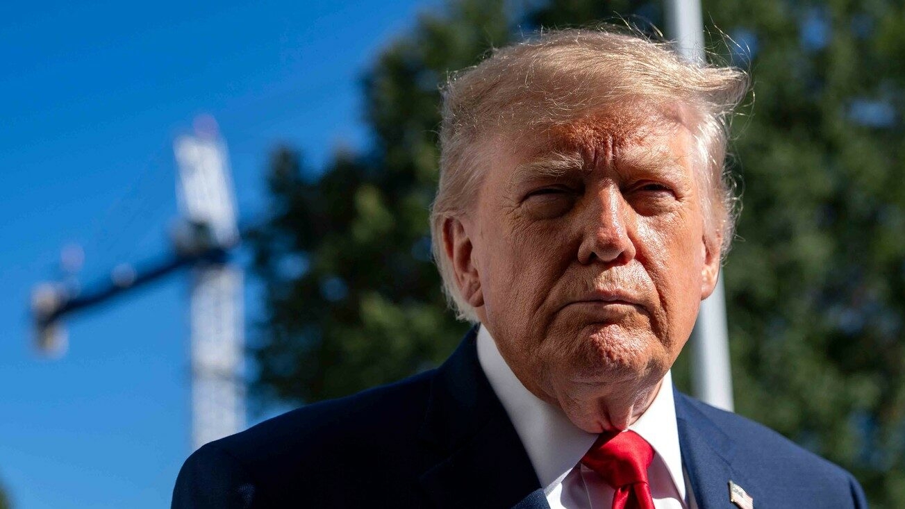 Donald Trump, gol și acoperit cu aur, într-o statuie expusă în Parlamentul European. Ce simbolizează „Ciuma portocalie”