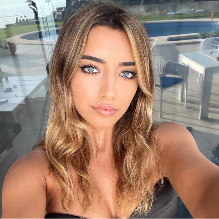 Iubita lui Dennis Man, fotbalistul aflat pe lista lui AC Milan, o adevărată bombă-sexy! Fotografii incendiare cu Alexandra Ionela, fostă Miss Arad în 2014| GALERIE FOTO