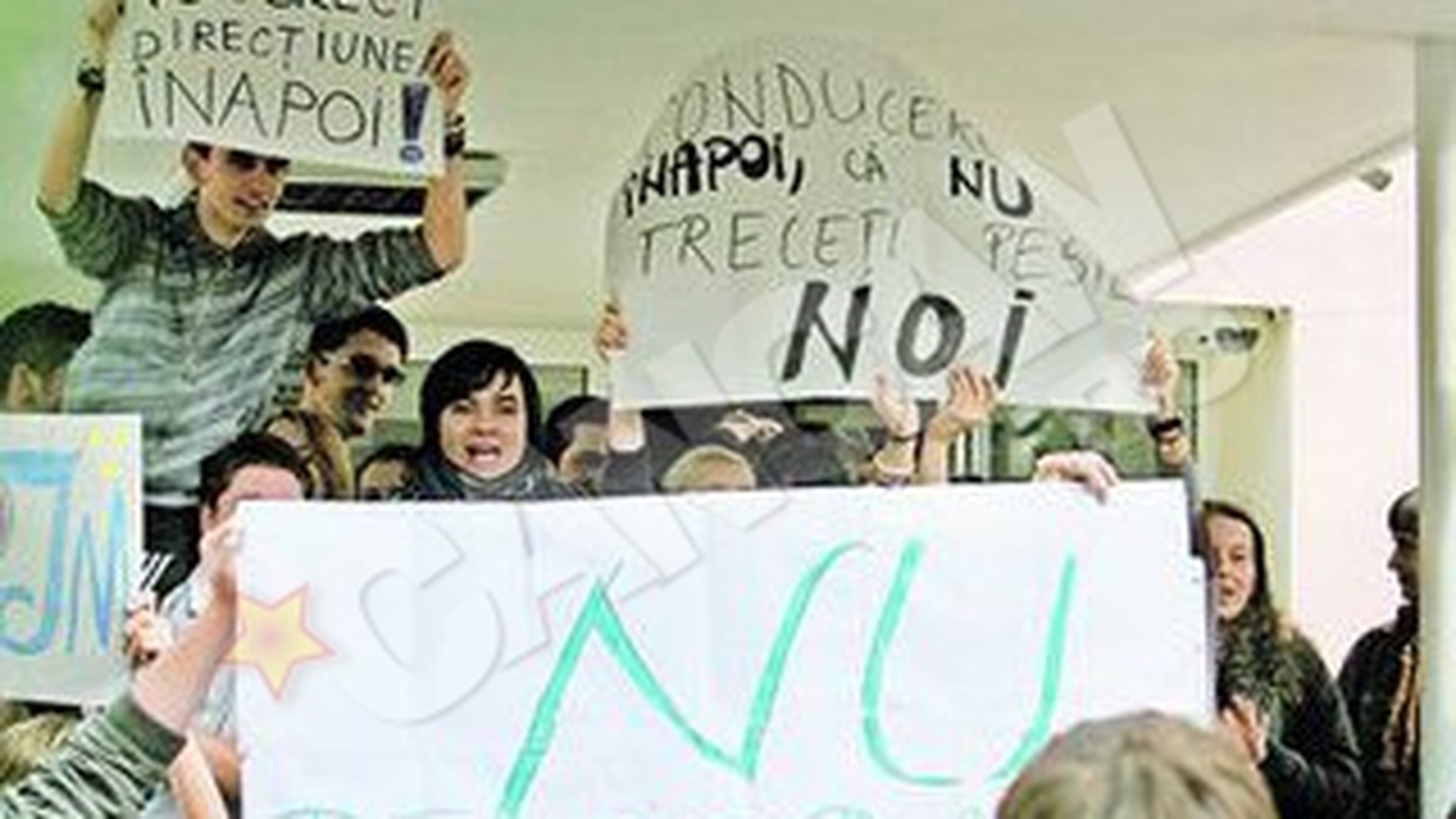 Elevii de la "Jean Monnet" au iesit la un protest in pauze: "Oana - exmatriculata, directoarea - preferata!"