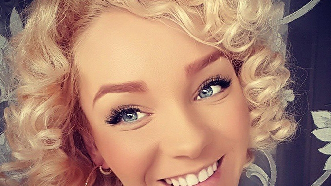 MARIA CONSTANTIN a renunţat la părul blond! Cum arată brunetă şi cu breton