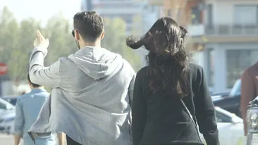 Vant puternic, fusta ... nu rezista! Cum a reusit o tanara sa ramana in chiloti pe strada, fara sa-si dea seama