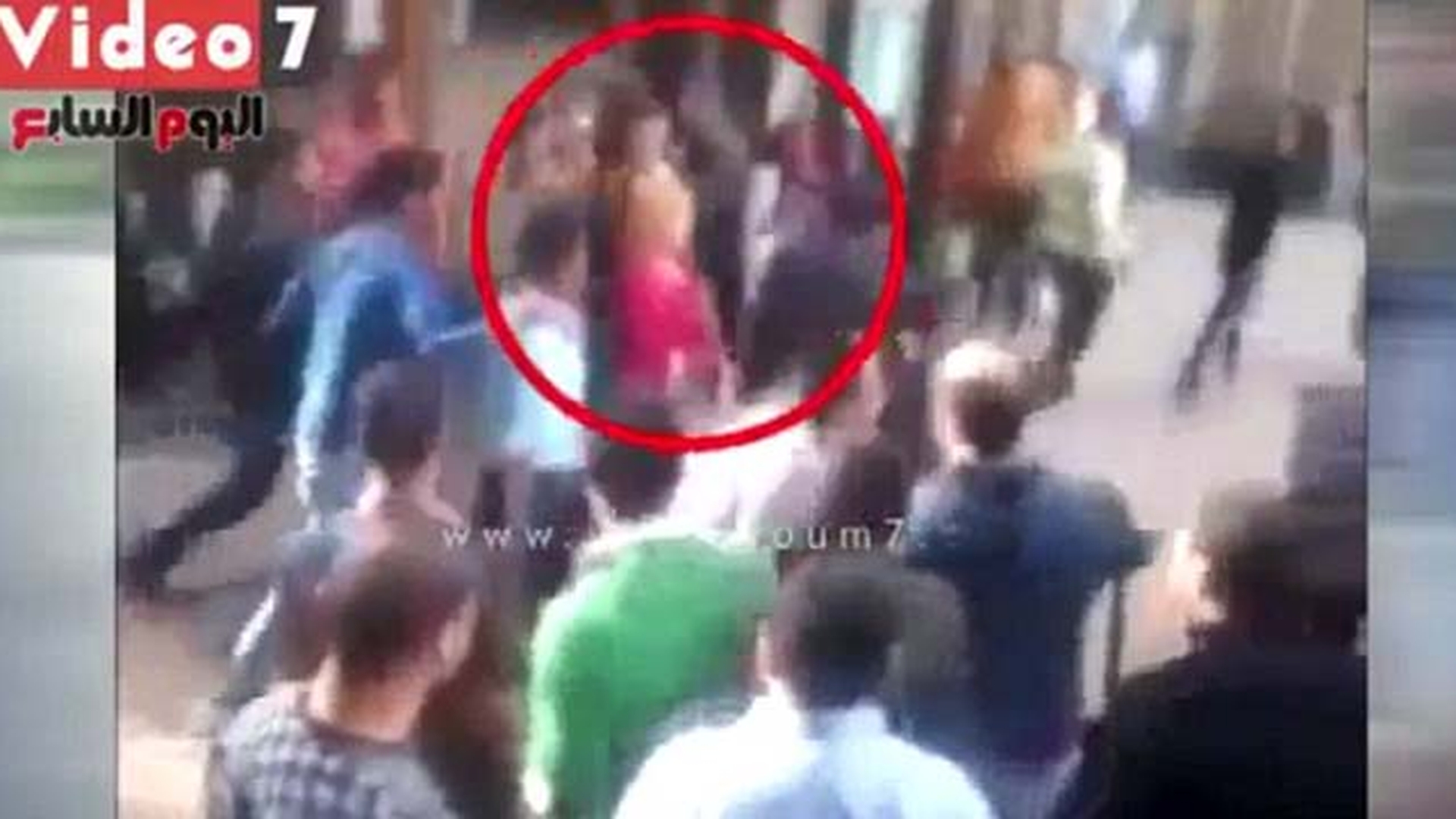 Au vrut sa o dezbrace in plina strada pentru ca era imbracata ASA! Cum a venit o studenta la cursurile Universitatii din Cairo