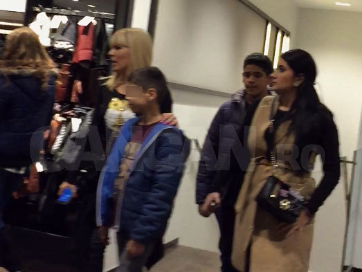”Moş Nicolae” a venit mai devreme!  Elena Udrea şi-a echipat ”finuţii” de iarnă!