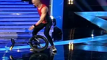 Omul cu roata a dat-o in bara la Romanii au Talent! Mihai Petre a tinut sa-i opreasca momentul: Ai ratat