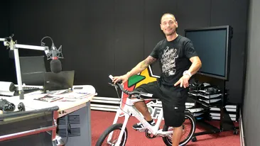 Nu banuiai vreodata ce se intampla in spatele microfonului! George Vintila se da cu bicicleta in studioul radio!