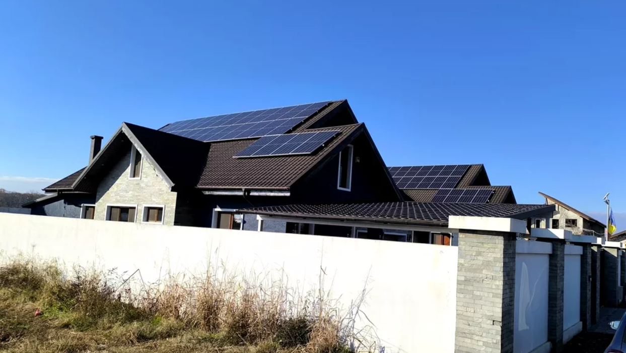 Vila din Izvorani care a devenit sediu de campanie pentru Călin Georgescu / Foto: Fanatik.ro