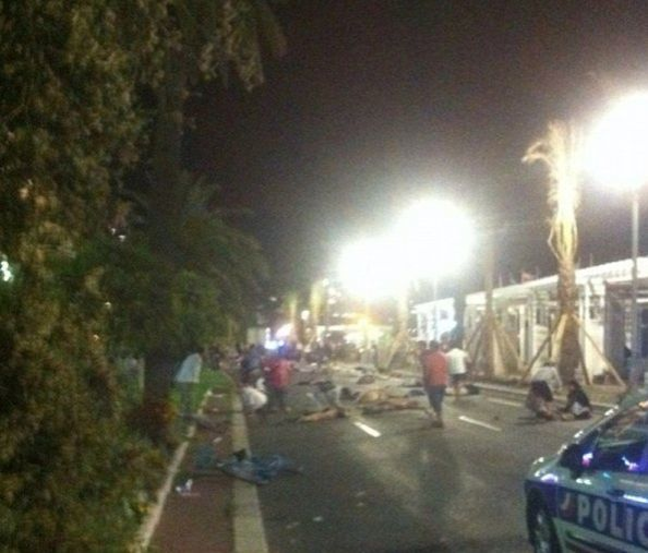 Atac terorist la NISA de ziua Frantei. Cel putin 80 de oameni au murit