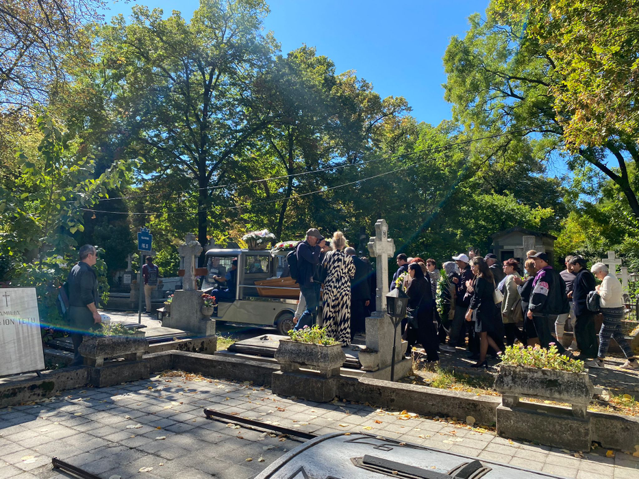 Alexandru Arșinel a fost înmormântat în cimitirul Bellu, duminică, în jurul prânzului. A fost condus pe ultimul drum de peste 200 de oamani (Foto: CANCAN.RO)