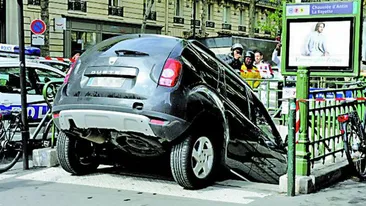 Unde a ajuns un sofer neatent. Cu Dacia Duster la metroul parizian