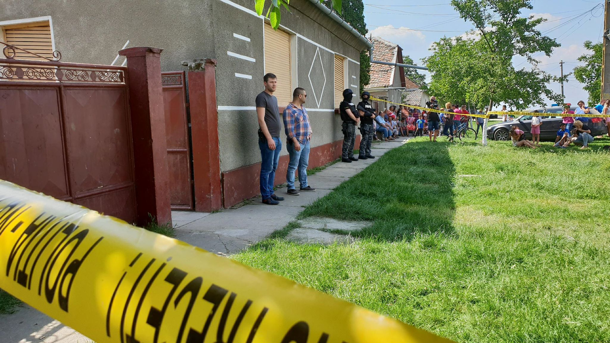 O fată de 17 ani a fost înjunghiată în gât de iubitul ei, în Sântana, Arad. Atacatorul a fugit, dar a fost prins în podul unui dispensar