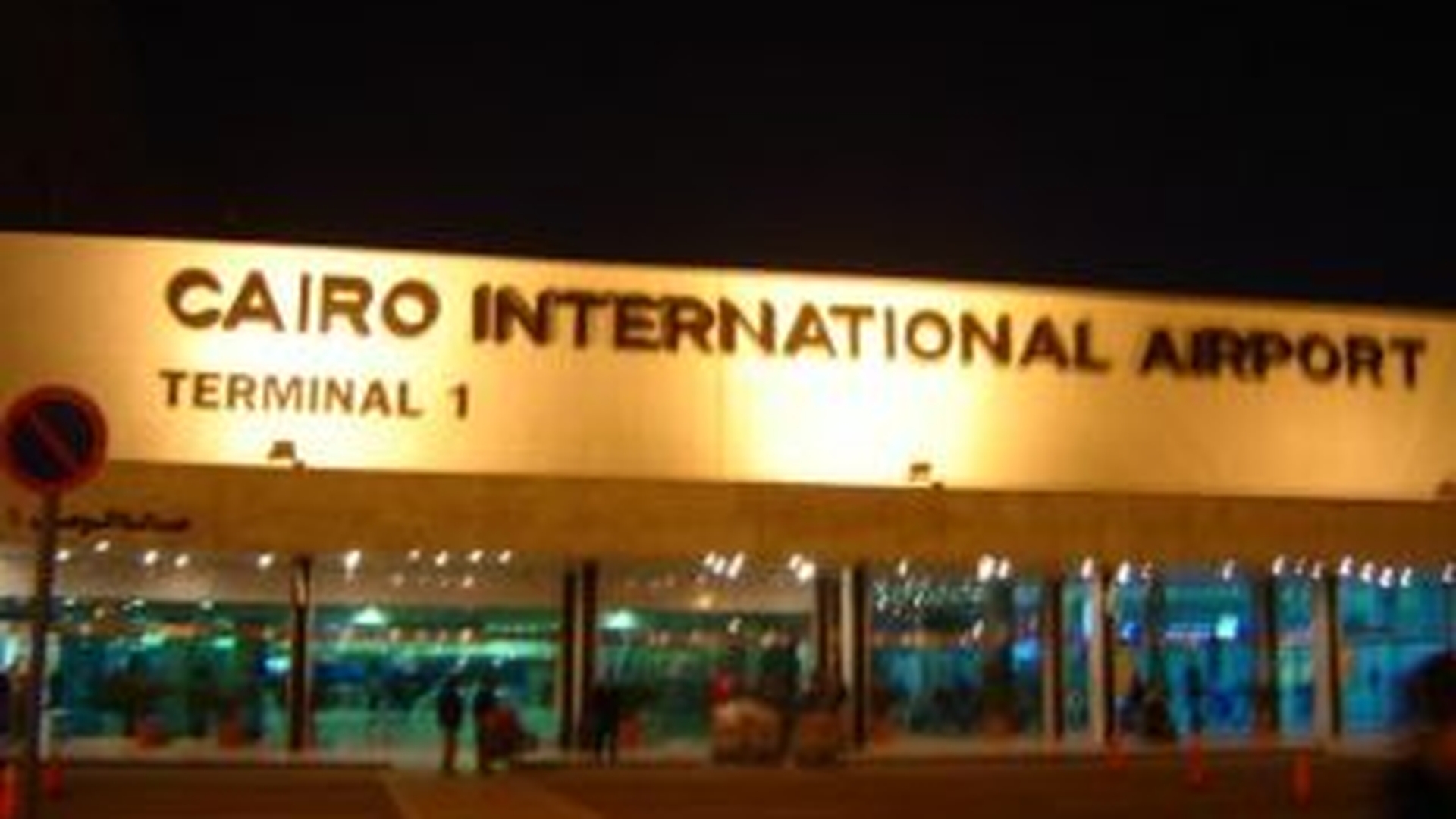 Un pasager care venea din SUA a fost arestat pe aeroportul din Cairo, dupa ce in bagajele sale au fost descoperite pistoale si arme albe!