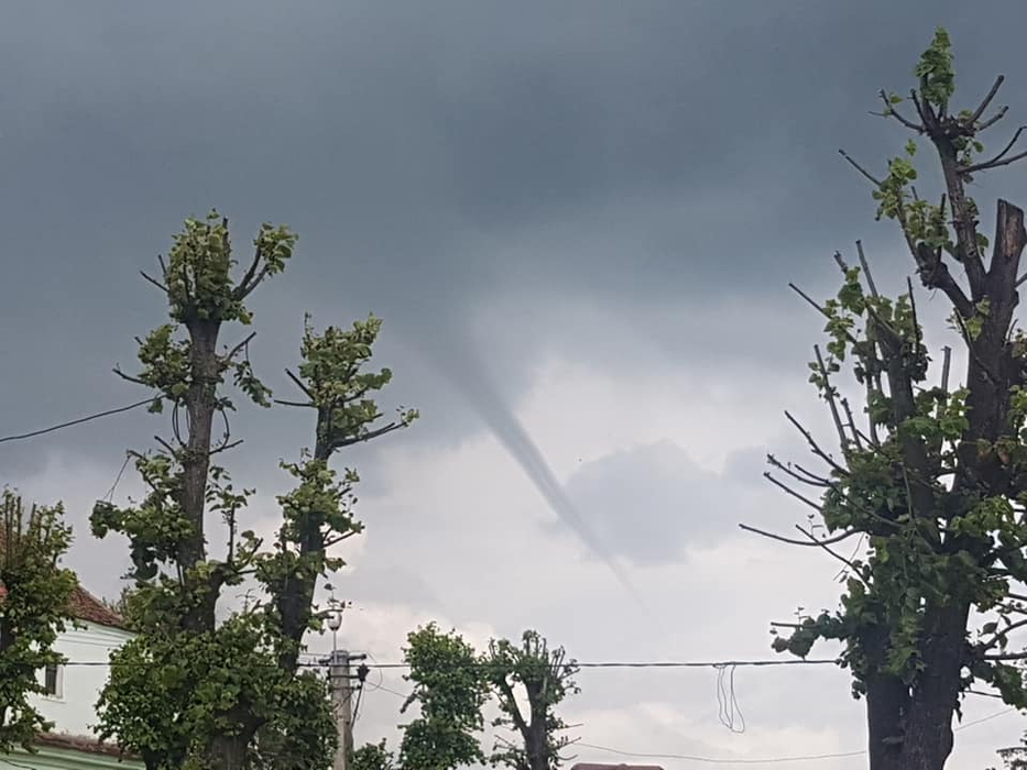 Imagini inedite cu o tornadă în formare, surprinse în județul Brașov