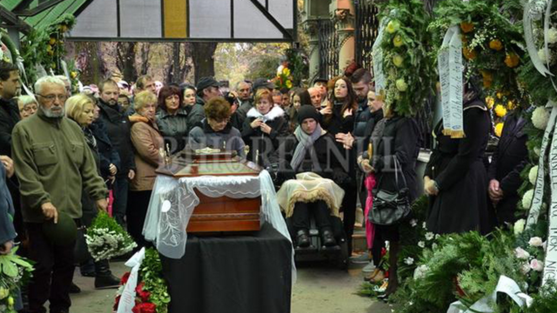 Imagini cutremuratoare! Mihai Nesu, DESFIGURAT de durere la inmormantarea tatalui sau