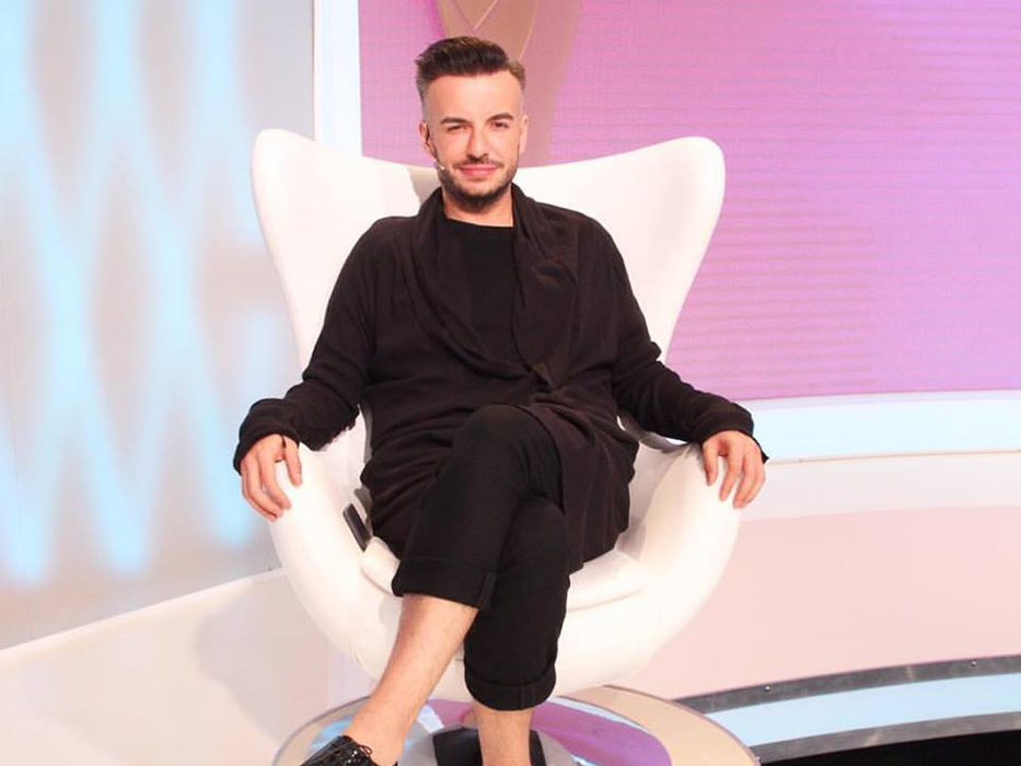 Răzvan Ciobanu şochează din nou. A apărut pe toaletă cu lenjeria şi chiloţii în vine în timp ce…
