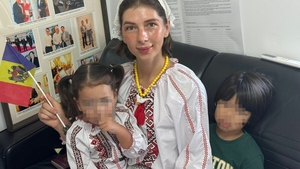 Moldoveanca din imagine a mers 1400 km cu copii în brațe pentru a vota: ”Distanța nu oprește dorința”