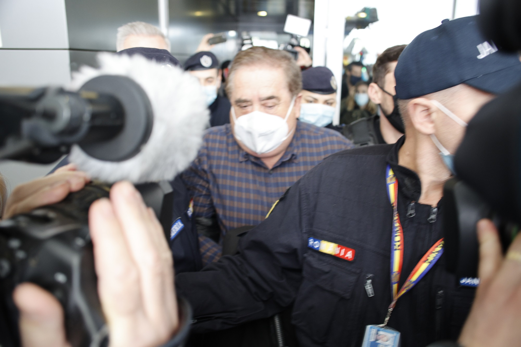 Ioan Niculae, ridicat de pe aeroport pentru a fi dus la închisoare (Foto: CANCAN.RO)