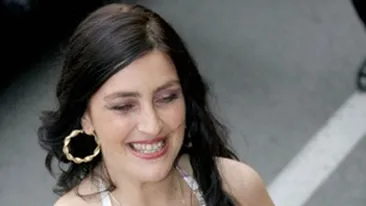 Rona Hartner a cerut disperata ajutorul prietenilor! I s-au furat cardurile de credit si telefonul mobil in Africa