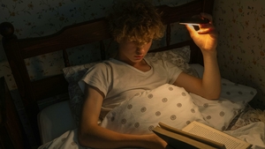 Noul trend viral de pe TikTok din iarna lui 2025: ce cărți a început Gen Z să răsfoiască la căldură, cuibăriți sub pilote și pături