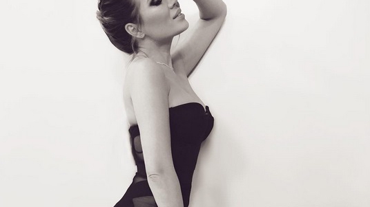 Gina Pistol, fotografiată udă, în cadă! Prietenii au ignorat ipostaza sexy şi au trecut la critici: ”Ai vergeturi pe coapsă”