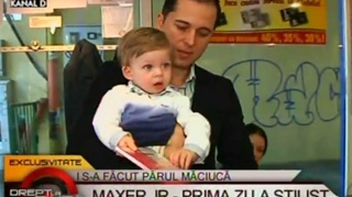 VIDEO Dinu si Deea Maxer si-au dus baietelul pentru prima data la stilist! Afla ce cariera isi doresc pentru Andreas!