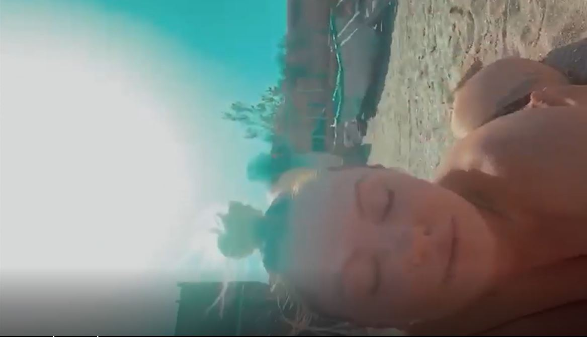 Alexandra Stan și Adriana Rusu au încins atmosfera pe plajă! Cele două cântărețe au făcut topless, iar imaginile i-au înnebunit pe bărbați