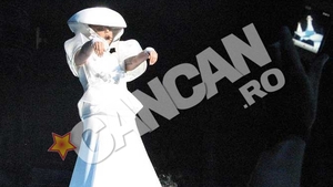 Nu astepta pana maine! Uite ce show bolnav o sa faca Lady Gaga in Piata Constitutiei! Am fost ieri la Sofia si am vazut de ce e in stare artista satanista.  Intra sa vezi tinutele demente si showul zapacitor pe care Lady Gaga o sa il repete si la Bucurest