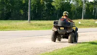 O mamă și copilul ei de trei ani au fost loviți pe trecerea de pietoni de un ATV. Vinovatul a fugit de la locul accidentului