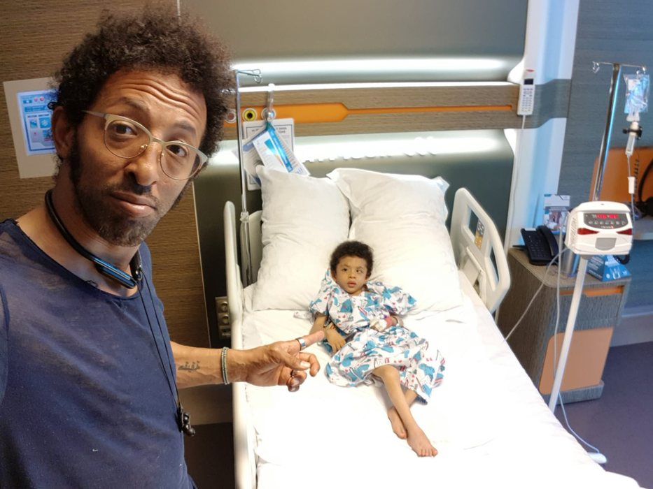 Kamara nu renunță! Are nevoie de 100.000 de euro pentru fiul său, Leon, diagnosticat cu o boală gravă. “Cu voia Bunului Dumnezeu…”