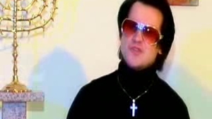Reincarnarea lui Elvis! El e preotul roman care face furori in Italia! Uite cum ii evanghelizeaza pe italieni prin muzica