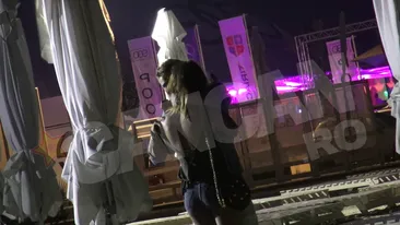 Hormonii au luat-o razna pe litoral! CE A PUTUT sa ii faca un tanar unei blonde dupa ce a tarat-o pe plaja!