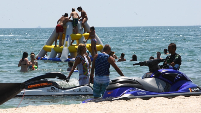 Motorizati la Mamaia! Sotia "milionarului cu elicopter" si-a invatat copiii sa mearga pe ski-jet!