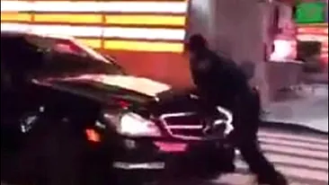 VIDEO / Un bolid de lux a lovit un poliţist în plin! Ce s-a întâmplat cu omul legii