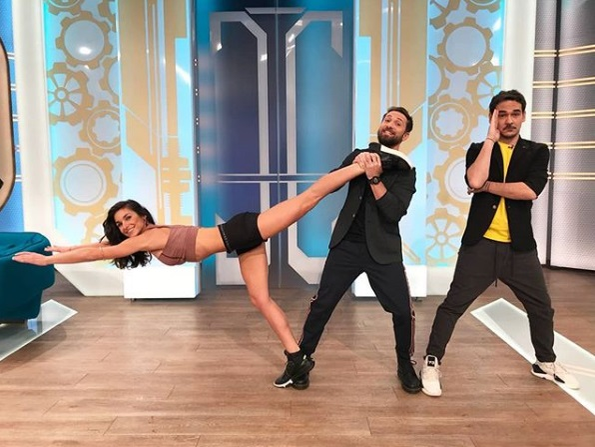Dani Oțil, vrei să o faci geloasă pe iubita ta?! Poziția sexy în care a fost surprins prezentatorul alături de o antrenoare de fitness HOT