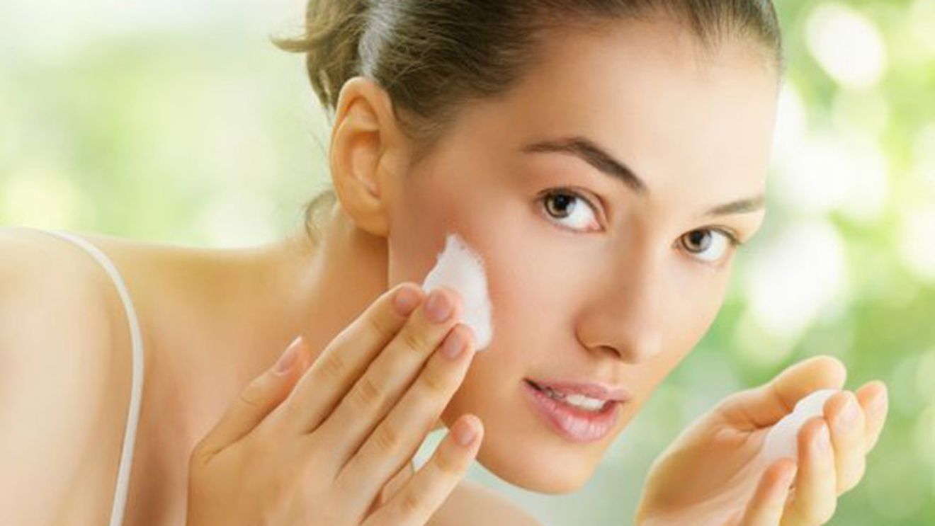 Trucuri de machiaj pentru femeile cu ten gras. Cum obtii un look de revista cu efort minim