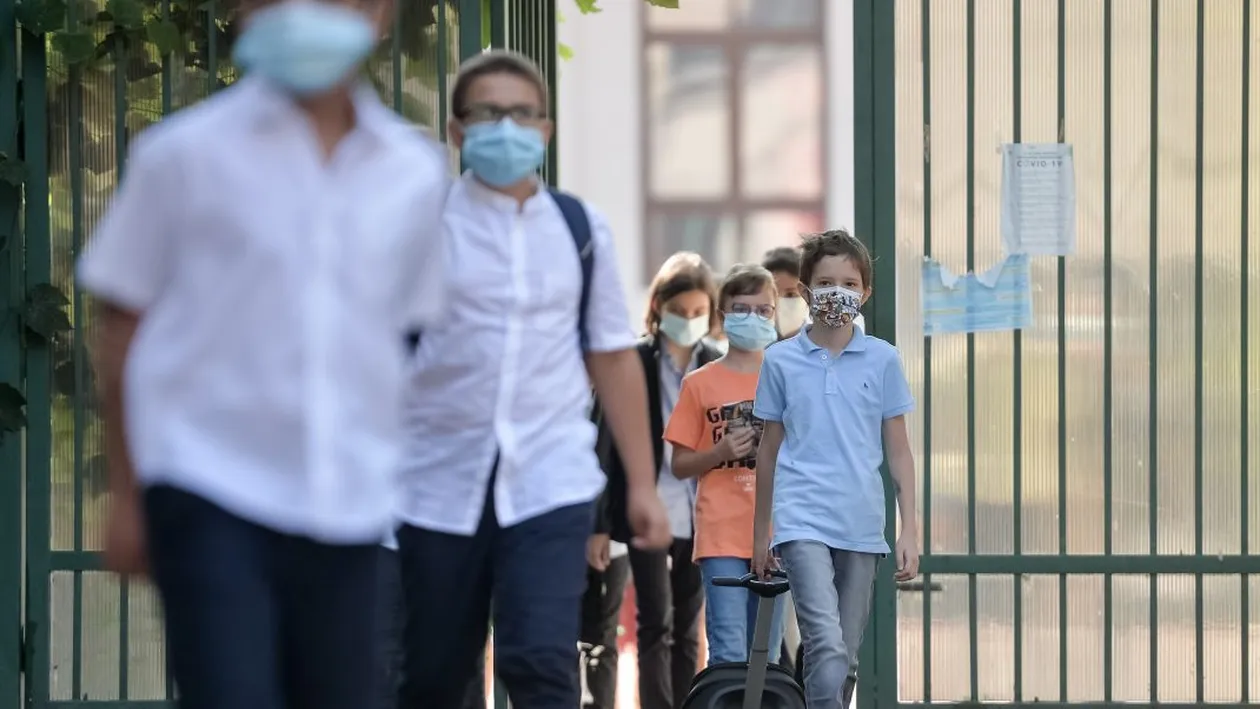 Explozie de cazuri COVID-19 în școli. Peste 100 de elevi au fost depistați pozitiv