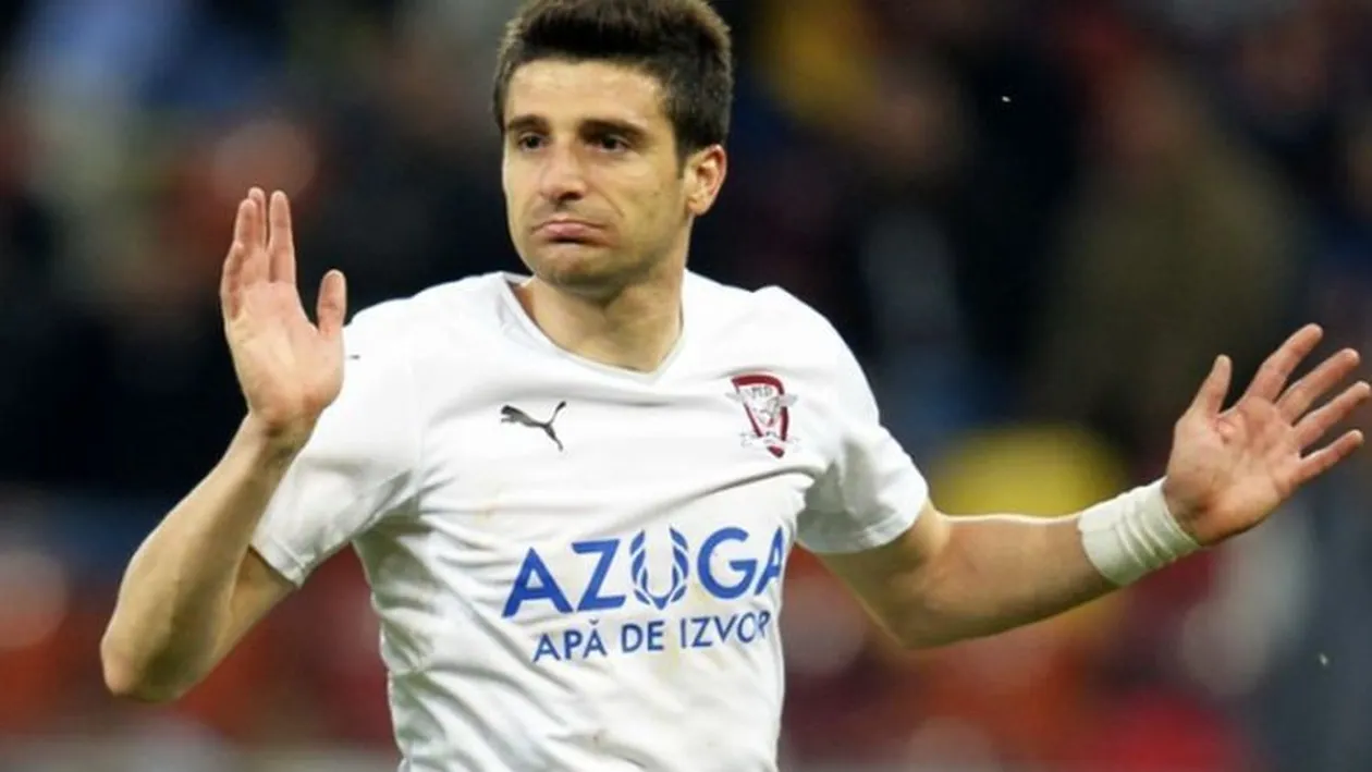 Imagini de senzaţie cu atacantul Campioanei României! Daniel Niculae şi-a expus pătrăţele la piscină