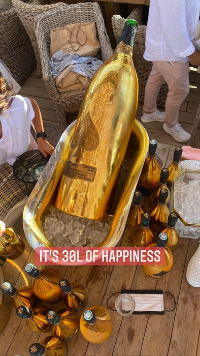 Din "arsenalul" petrecerii nu a lipsit un "mamut" Armand de Brignac de 30 de litri / Sursă foto: Instagram