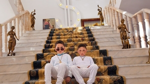 Exclusiv National Geographic! Vezi o serie de imagini absolut fabuloase cu tiganii blindati de bani si aur din Buzescu - Nimeni in lume n-a mai vazut asa ceva