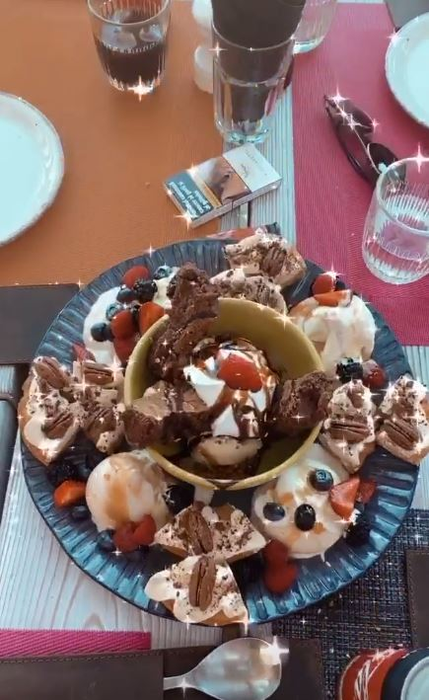 Karmen, apariție sexy și senzuală într-un club din Mamaia! Într-o rochie mulată și foarte scurtă, a fost filmată când și-a atins soțul în zona intimă