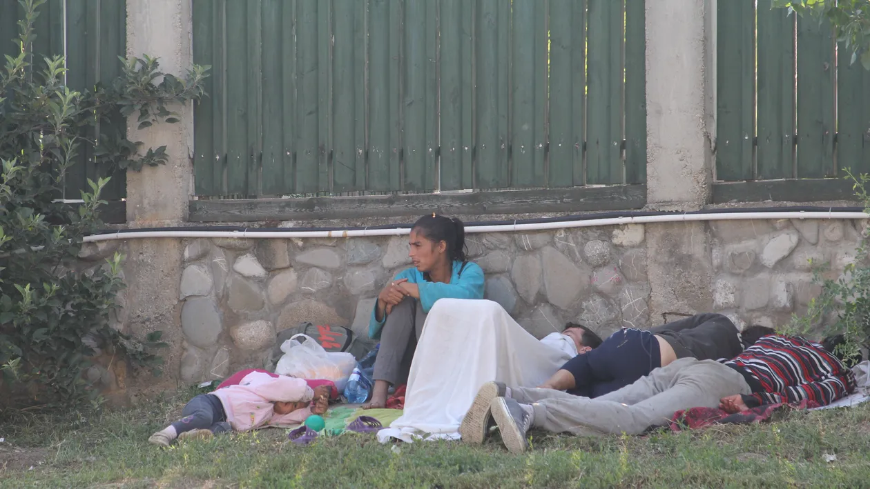 Pentru ei e doar o zi mai bună decât altele! O familie de cerşetori a dormit si a mâncat in fata vilei lui Nae Nicolae