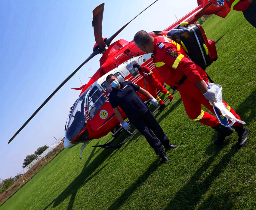 Un bărbat din Giurgiu și-a secționat un picior în urma unui incident. Pompierii l-au dus la elicopterul SMURD, pentru că medicii erau blocați la alte cazuri