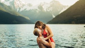 Aceste imagini au devenit virale! FOTO cum arată cuplurile care au făcut înconjurul planetei cu cele mai bune fotografii de logodnă din 2016