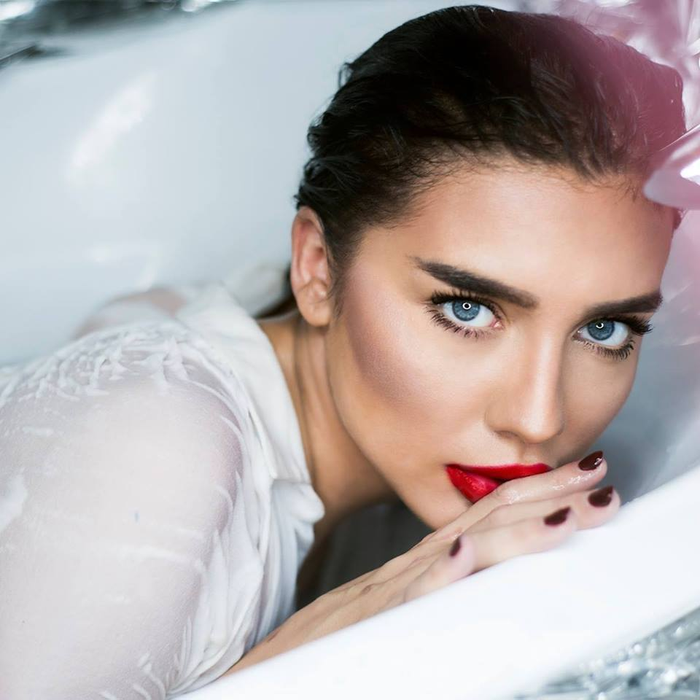 Adela (Bravo, ai stil!) s-a despărţit în weekend de iubi, dar s-au împăcat la nici o zi distanţă