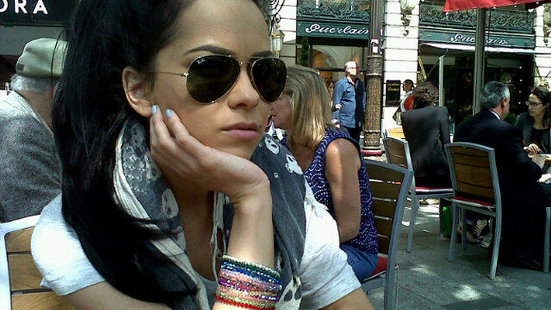 Inna isi bea cafeaua pe Champs Elysees!