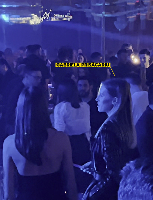 Gabriela vapează și vorbește cu o prietenă (Foto: CANCAN.RO)