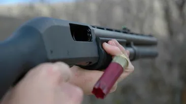 Focuri de armă în fața discotecii din Vaslui! Patronul, amenințat cu pușca de vânătoare! S-au tras trei focuri