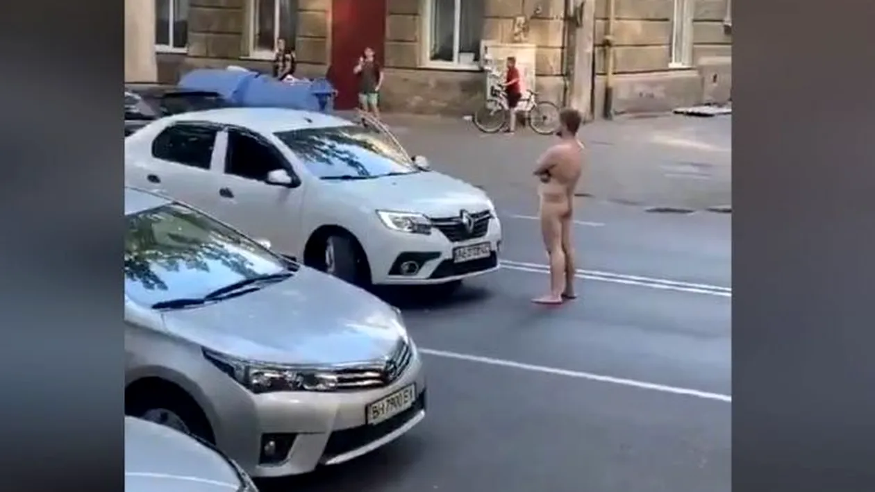 Imagini incredibile din Ucraina! Un bărbat care umbla gol pe stradă a fost „lichidat” de un şofer nervos
