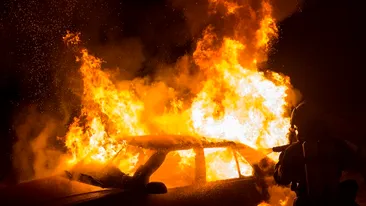 Un bărbat din București, reținut după ce a dat foc unei mașini! Ce a mai incendiat